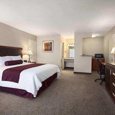 Ramada By Wyndham Sunnyvale/Silicon Valley Екстер'єр фото