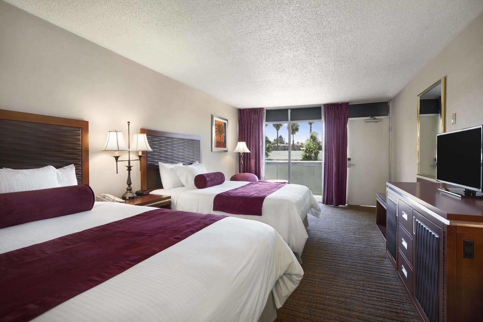 Ramada By Wyndham Sunnyvale/Silicon Valley Екстер'єр фото